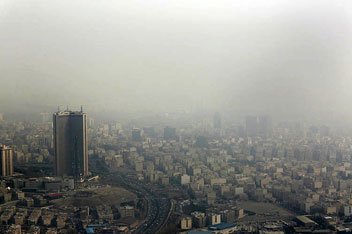 مه‌دود در آسمان خاکستری رنگ تهران